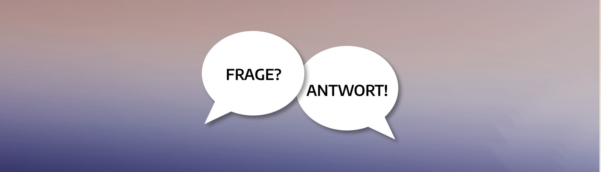 Frage und Antwort Zeichen in Sprechblasen vor blauem Hintergrund