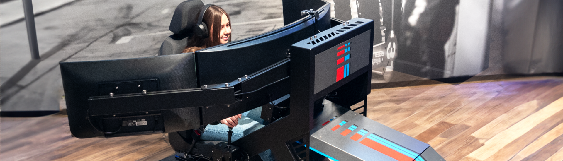 Sicheres Fahren Lernen mit dem Vogel Simulator Junger Mann sitzt in Fahrsimulator